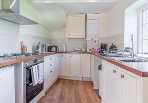 A sudeley castle cottage that sleeps 14 guests in 7 bedrooms
