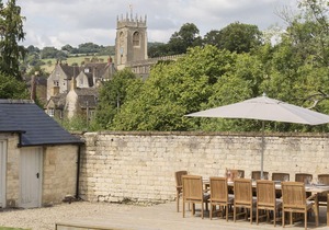 A sudeley castle cottage that sleeps 14 guests in 7 bedrooms