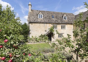 A sudeley castle cottage that sleeps 14 guests in 7 bedrooms