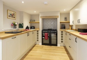 A sudeley castle cottage that sleeps 7 guests in 4 bedrooms