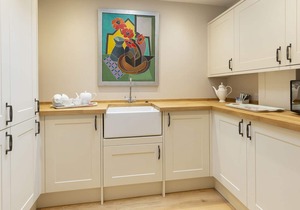 A sudeley castle cottage that sleeps 7 guests in 4 bedrooms