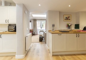 A sudeley castle cottage that sleeps 7 guests in 4 bedrooms