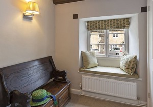 A sudeley castle cottage that sleeps 7 guests in 4 bedrooms
