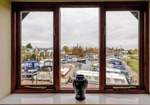 A wonderful riverside setting, and easy walking distance to shops and cafés.