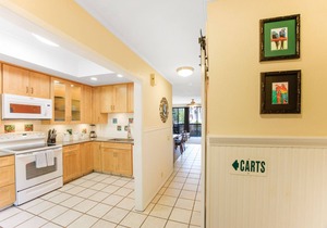 A04 - Beautiful Townhouse Style Bahia Vista Condo, POOL, BBQ, 2.5baths