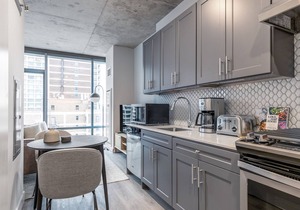 Airy Lakeview Studio, w/W/D, Gym, near Lincoln Park, by Blueground