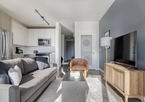 Airy South Loop Jr 1BR w/Lounge, Pool & Gym nr Grant Park, by Blueground