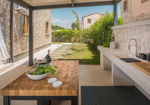 Amazing home in Cabrunici with jacuzzi