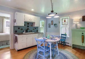 AMAZING Leland location 3BR/2+Baths Access 4 LK MI/3 LK Leelanau BEACHES/sunsets