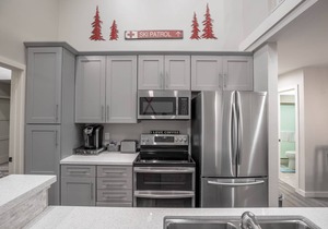 AMAZING LOCATION, CLOSE TO SLOPES, WALK TO VILLAGE, SHOPS AND FOOD