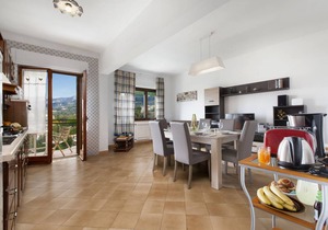 AMORE RENTALS - Apartment Orazio with Private Terrace, Air Conditioning, WI-FI, Town Center