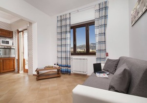 AMORE RENTALS - Apartment Orazio with Private Terrace, Air Conditioning, WI-FI, Town Center