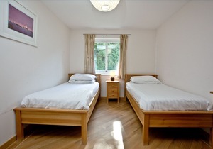 An apartment that sleeps 4 guests in 2 bedrooms