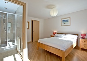 An apartment that sleeps 4 guests in 2 bedrooms