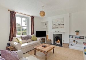 An immaculately presented, 2 bedroom property with river views.