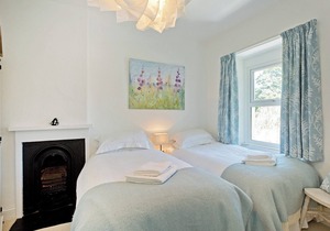 An immaculately presented, 2 bedroom property with river views.