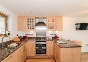 APARTMENT 7, pet friendly in West Bay