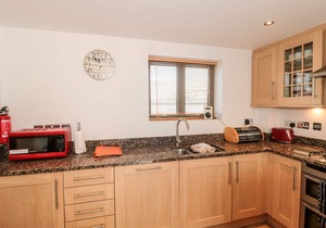 APARTMENT 7, pet friendly in West Bay