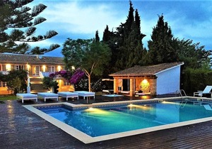 Apartment in a luxurious villa for 4 people