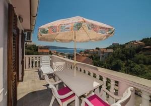Apartment Mali Iz with Sea View I