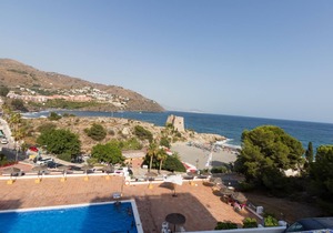 Apartment with sea views and pool