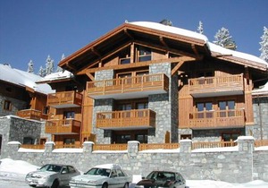 Appartement 3 pièces Sud avec balcon, parking et proche pistes et commerces - FR-1-398-571
