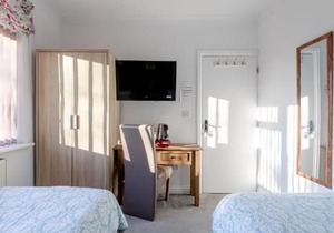 Apple House Wembley Twin Room shared bathroom