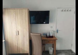 Apple House Wembley Twin Room shared bathroom