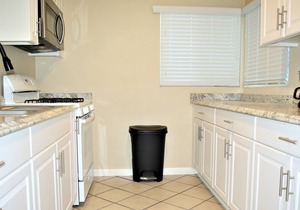 Apt #6, 2 bedroom / 1 bathroom, 8 min to Downtown!