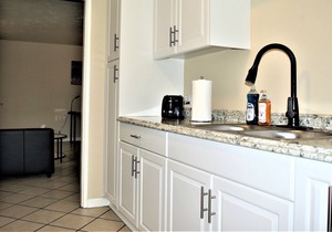 Apt #6, 2 bedroom / 1 bathroom, 8 min to Downtown!