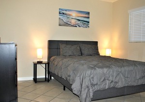 Apt #6, 2 bedroom / 1 bathroom, 8 min to Downtown!