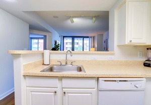Apt with Gym & Metro Access