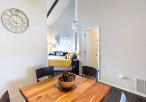 Aspenwood condo with mountain view - near shopping & dining - 1 dog ok