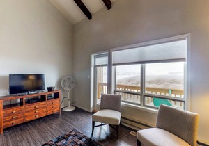 Aspenwood condo with mountain view - near shopping & dining - 1 dog ok