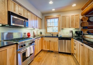 Authentic Ski-in Ski-out Powder Ridge Log Cabin