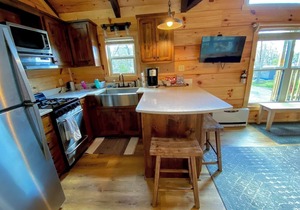 B10 Awesome "Tiny Home" A/C, Mountain Views, Minutes to Skiing, Hiking, Attractions, Dog Friendly!