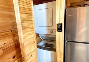 B10 Awesome "Tiny Home" A/C, Mountain Views, Minutes to Skiing, Hiking, Attractions, Dog Friendly!