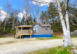 B10 NEW Awesome Tiny Home with AC Mountain Views Minutes to Skiing Hiking Attractions