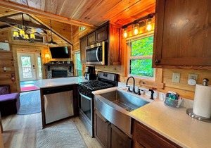 B11 Awesome "Tiny Home" A/C, Mountain Views, Minutes to Skiing, Hiking, Attractions, Dog Friendly!