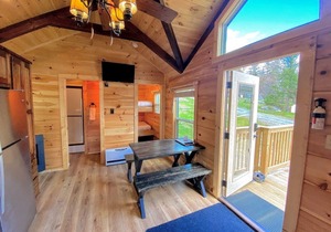 B3 Awesome "Tiny Home" A/C, Mountain Views, Minutes to Skiing, Hiking, Attractions, Dog Friendly!