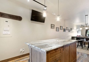 Baker Loft 202 - Stunning Condo in the heart of Downtown! Private Hot tub!!