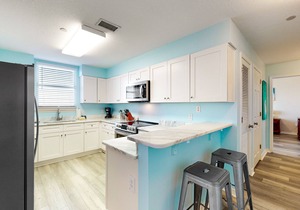 Bay View Condo w/Deck, Assigned Boat Slip, WiFi, AC & Shared Pools/Hot Tubs