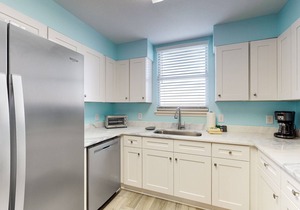 Bay View Condo w/Deck, Assigned Boat Slip, WiFi, AC & Shared Pools/Hot Tubs