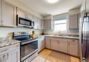 Bay View Condo with Private Balcony, AC, WiFi & Access to Shared Hot Tubs/Pools
