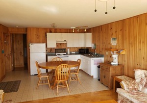 Bay view cottage, near coffee shops, restaurants and beach