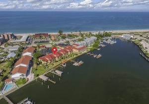 Bayview escape with shared pool & gas grill - easy beach access