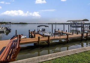 Bayview escape with shared pool & gas grill - easy beach access