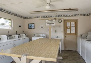 Bayview escape with shared pool & gas grill - easy beach access