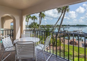 Bayview escape with shared pool & gas grill - easy beach access