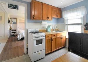 Beach Apt #18 Studio w/Bath, Kitchen & Work Space